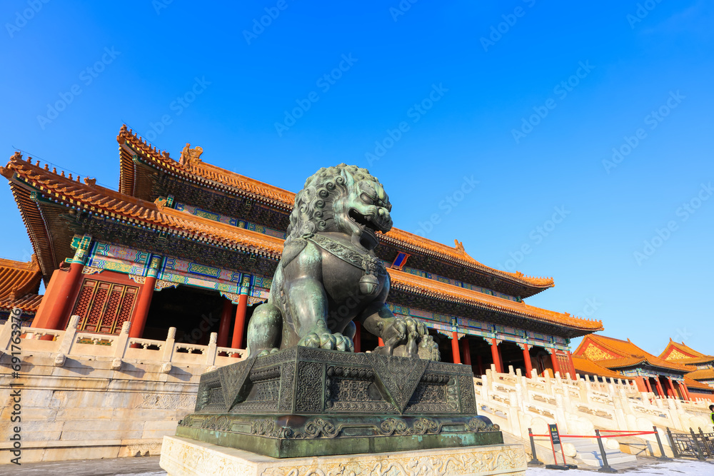 Fototapeta premium Bronze Lion at the Forbidden City in Beijing
