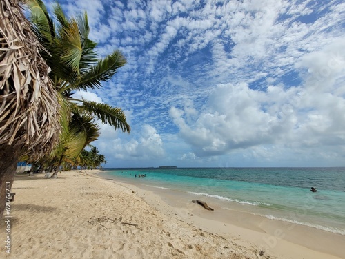 Anmardub Gunayala, una hermosa isla en el caribe panameño en el territorio del pueblo indígena Gunayala. photo