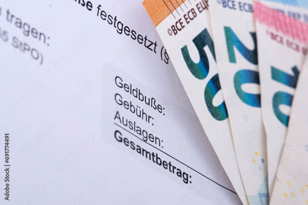 Euro Geldscheine und ein Bußgeldbescheid für ein Vergehen im Straßenverkehr StockFoto Adobe Stock