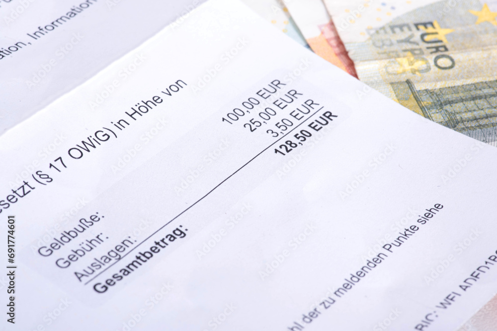 Euro Geldscheine und ein Bußgeldbescheid für ein Vergehen im Straßenverkehr Stock Photo Adobe