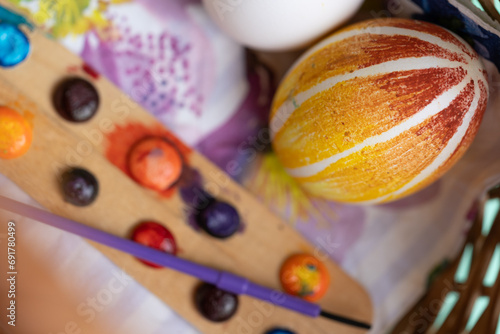 acercamiento de huevo de pascua decorado a mano con acuarela comestible y pincel photo