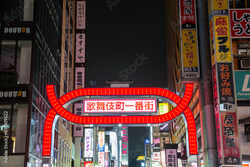 歌舞伎町一番街の夜の街並み風景_夜景_東京都新宿区 photo