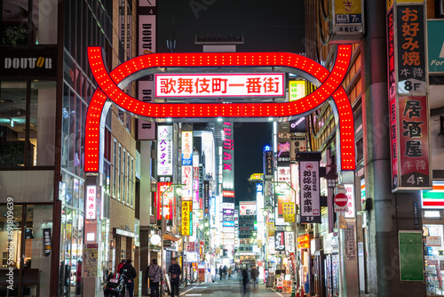 歌舞伎町一番街の夜の街並み風景_夜景_東京都新宿区 photo