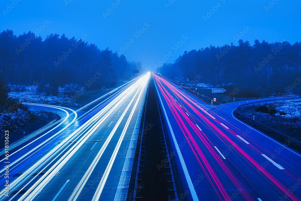 Langzeitbelichtung - Autobahn - Strasse - Traffic - Travel - Background - Line - Ecology - Highway - Long Exposure - Motorway - Night Traffic - Light Trails - Winter - Schnee - Nebel	 - A13 - obrazy, fototapety, plakaty 
