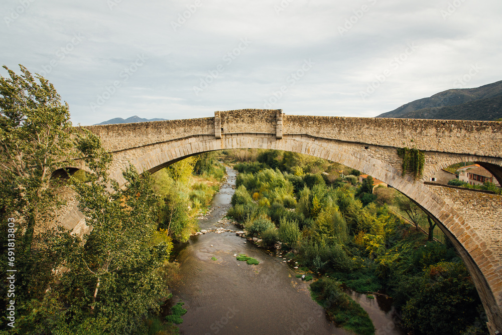 Vieux pont en pierre dans le sud de la France. Pont du diable à Céret. Pont en arche. Pont élevé contre les crues. Pont dans les Pyrénées orientales. Rivière sous un pont haut.