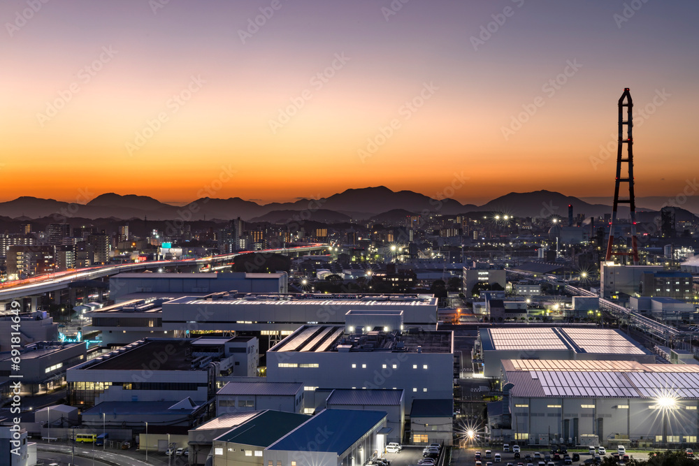 高台から見る夕暮れの北九州工場地帯の町並み