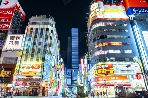 新宿歌舞伎町セントラルロード入り口_夜の街並み風景_夜景_東京都新宿区