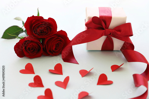 バレンタインデー　赤い薔薇と赤いリボンのプレゼント © nana77777