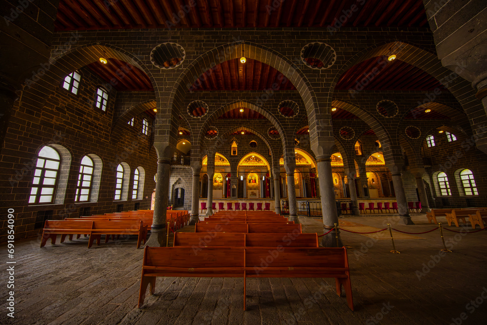 Obraz premium DIYARBAKIR, TURKEY, 09 OCTOBER 2023: he Surp Giragos Armenian Church or St. Kyriakos Church is in the Sur district of Diyarbakır in southeastern Turkey.