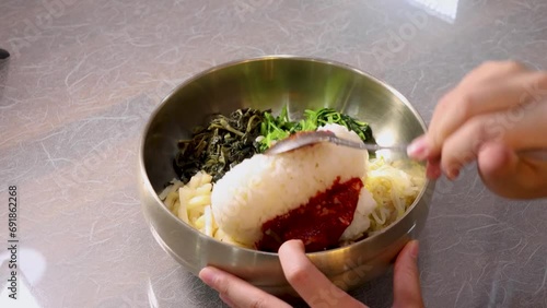 향긋한 산나물에 흰밥과 고추장을 넣어 먹음직스럽게 비빈 산나물 비빔밥