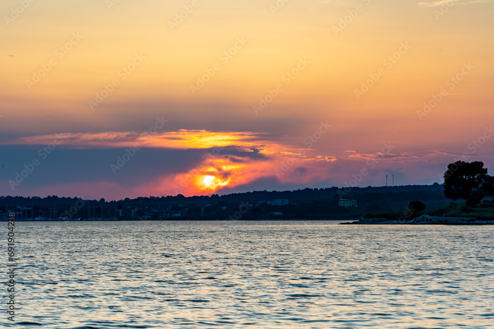 Sonnenuntergang am Meer in Kroatien in Medulin bei Prmantura