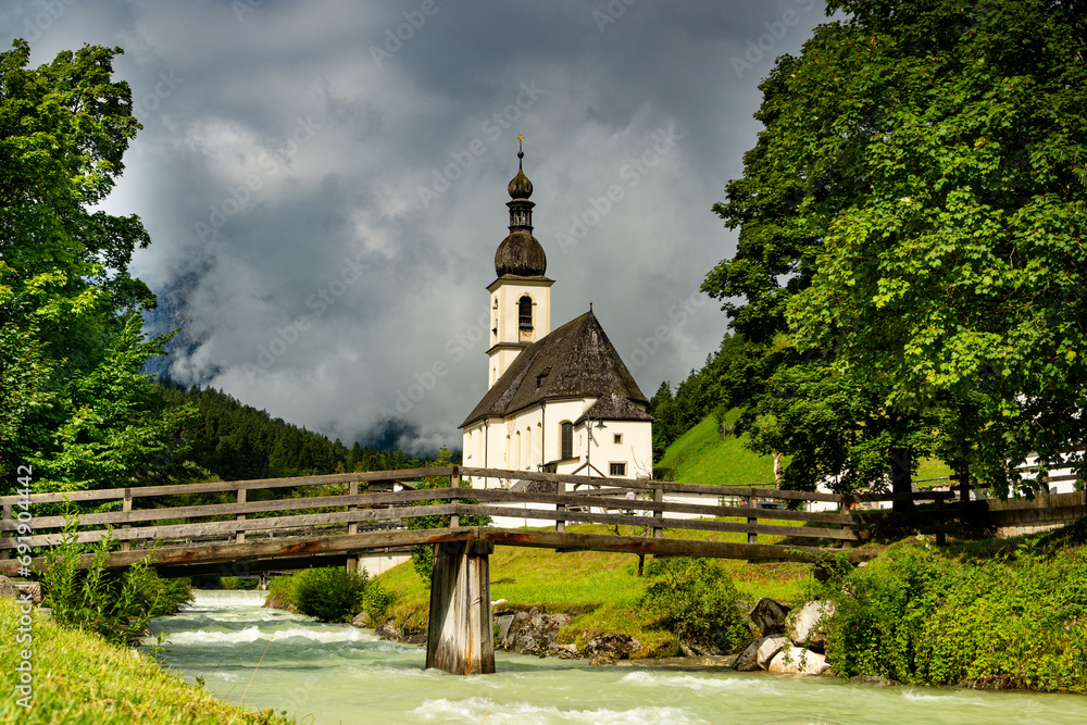 Der schöne Urlaubsort Ramsau in mit der Kirche St. Sebastian Der schöne Urlaubsort Ramsau in mit der Kirche St. Sebastian