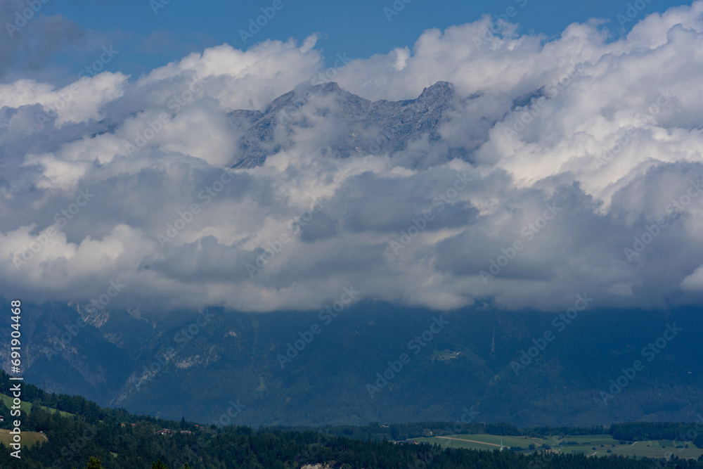 Blick auf die Österreichischen Berge mit Nebel Wolken und Sonne