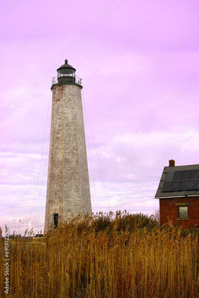 Φωτογραφία New Haven Landmark Lighthouse on the grassy hilltop, built in 1847 at the beachfront of Morgan Point Park in Connecticut