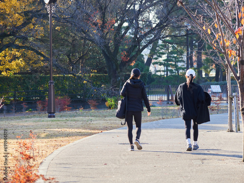 冬の朝の皇居周辺で走るランナー達の姿