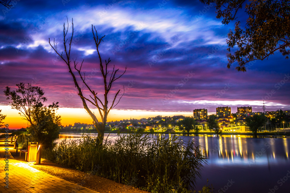 Zachod slońca nad wodą