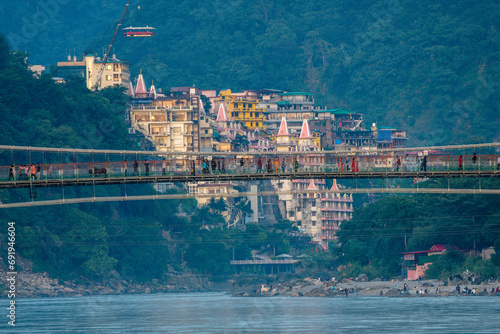 Obraz na płótnie views of rishikesh city crossed by ganges river, india w salonie