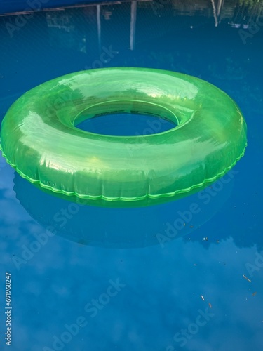salvavidas inflable infantil flotando en el agua de la piscina photo