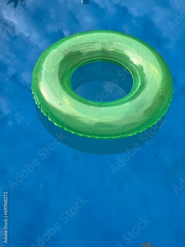 salvavidas inflable infantil flotando en el agua de la piscina photo
