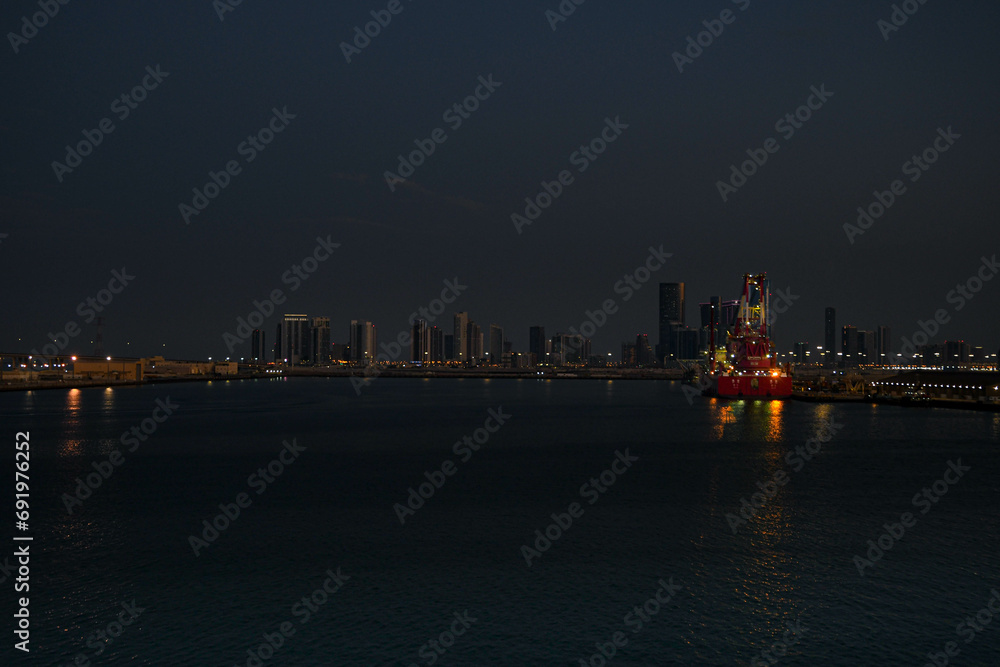 Skyline von Abu Dhabi in der Nacht