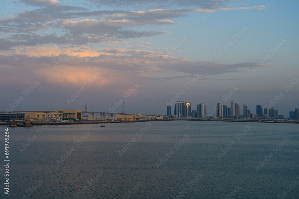 Scheich Khalifa Brücke und Skyline von Abu Dhabi in der Abendsonne