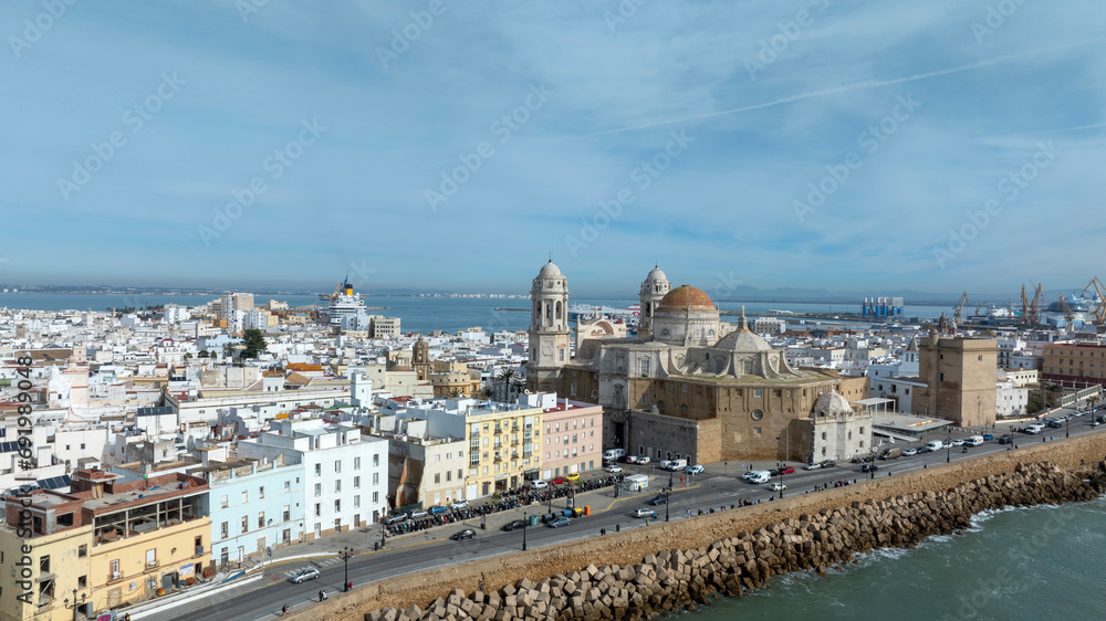 vistas aérea de la hermosa ciudad de Cádiz en el sur de España, Andalucía