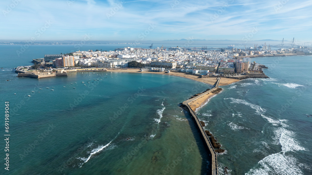 vistas aérea de la hermosa ciudad de Cádiz en el sur de España, Andalucía	