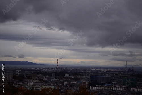 曇り空の煙突