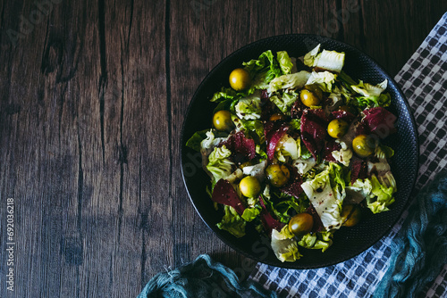 Salade verte avec des tomates fraiches du fromage et graines - Assiette appétissante saine	 photo