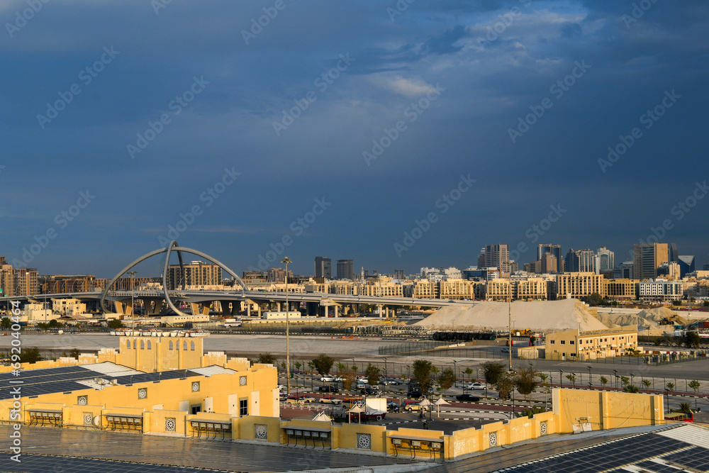Fototapeta premium Infinity Bridge in Dubai bei Sonnenuntergang