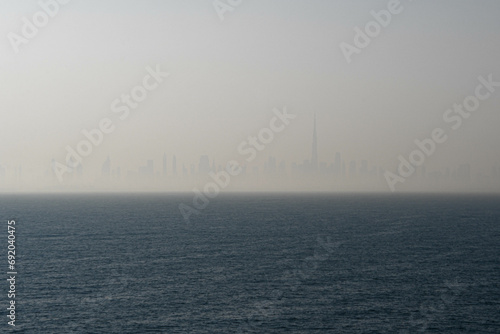 Die Skyline von Dubai im Seenebel