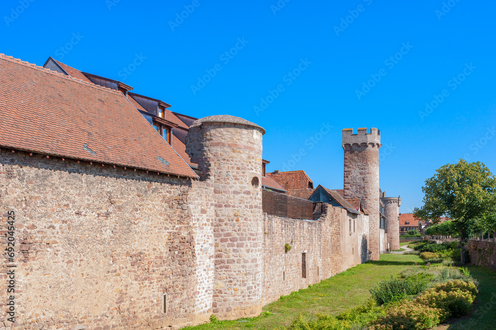 Historische Stadtmauer in Obernai. Departement Bas-Rhin in der Region Elsass in Frankreich
