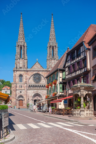 Hauptfassade der Kirche Sankt Peter und Paul in Obernai. Departement Bas-Rhin in der Region Elsass in Frankreich