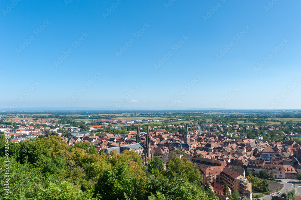 Stadtansicht, hier der Blick vom Nationaldenkmal der Zwanginkorporierten in Obernai. Departement Bas-Rhin in der Region Elsass in Frankreich