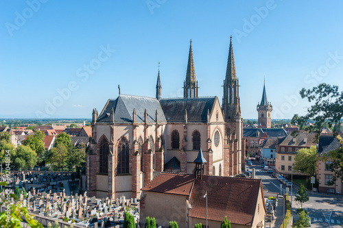 Blick vom Nationaldenkmal der Zwanginkorporierten in Obernai zur Kirche Sankt Peter und Paul. Departement Bas-Rhin in der Region Elsass in Frankreich photo