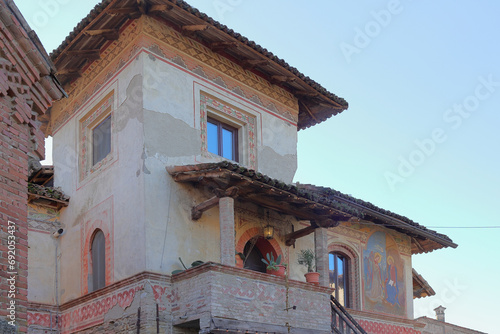 edificio medievale di grazzano visconti in italia photo