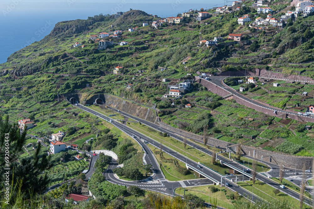 Strassennetz mit Autobahn, Strassen und Tunneleinfahrt auf der Insel Madeira