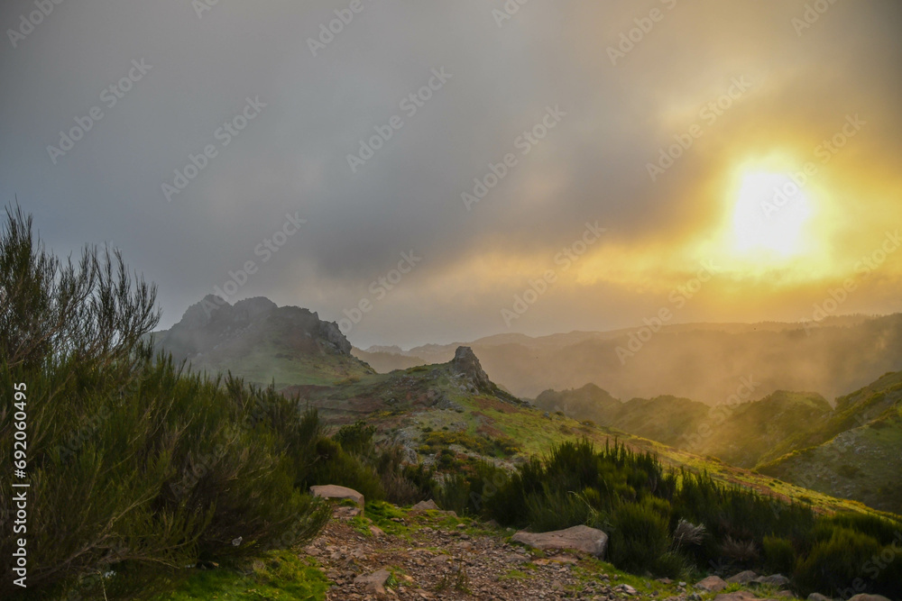 Wolken und schlechtes Wetter ziehen in den Bergen der Insel Madeira auf