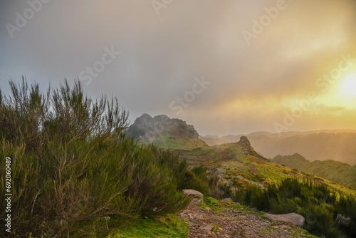 Wolken und schlechtes Wetter ziehen in den Bergen der Insel Madeira auf