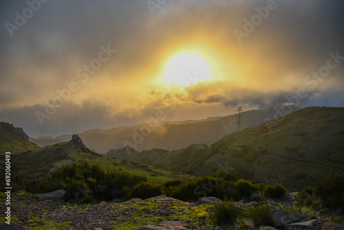 Wolken und schlechtes Wetter ziehen in den Bergen der Insel Madeira auf