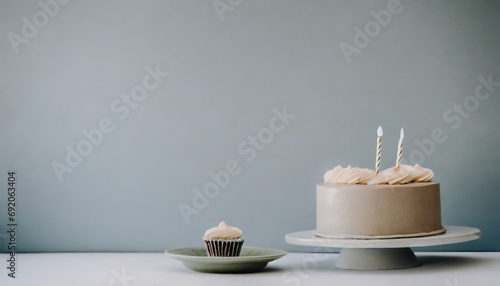 torta su sfondo orizzontale blu con cupcake generato con ai photo