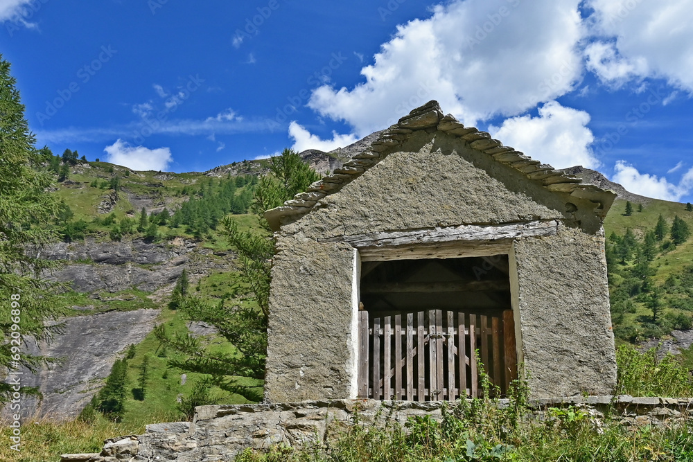 Baita sull'altipiano del Parco Naturale Alpe Veglia e Alpe Devero, Valle d'Ossola - Piemonte Baita sull'altipiano del Parco Naturale Alpe Veglia e Alpe Devero, Valle d'Ossola - Piemonte