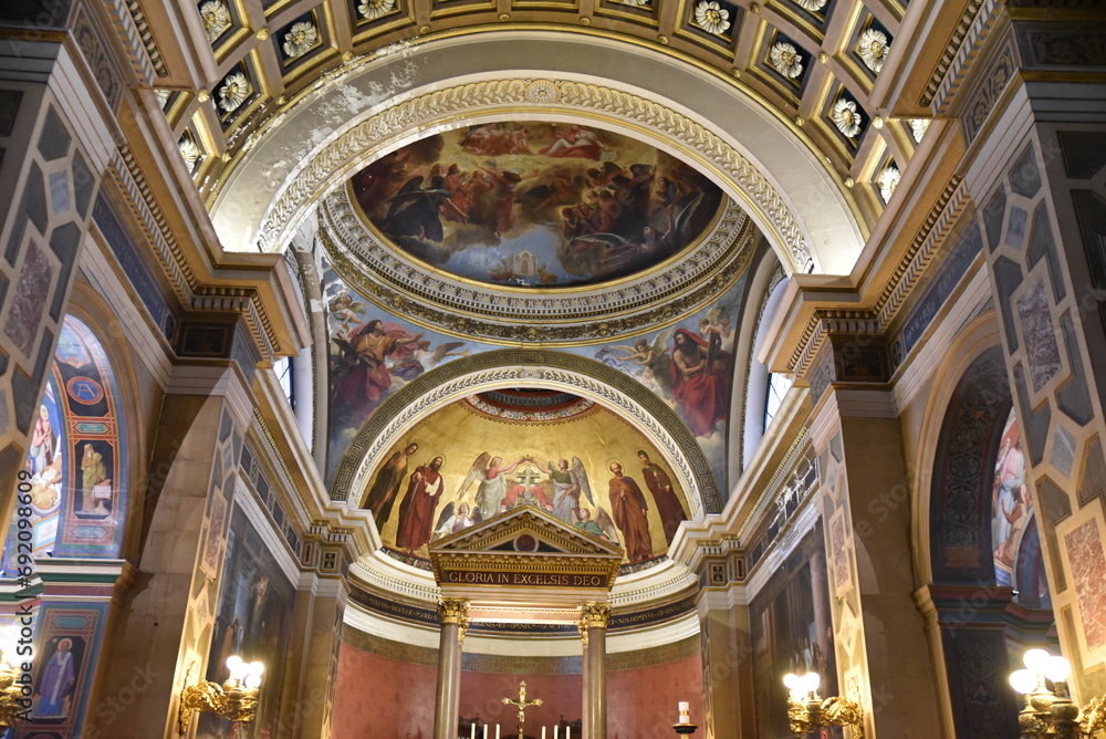 Fototapeta premium Coupoles de l'église Notre-Dame-de-Lorette à Paris. France