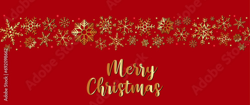 Banner horizontal de navidad con copos de nieve dorados y fondo rojo