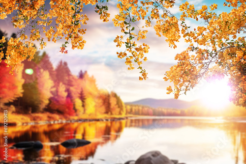 Paisaje de otoño naranja y amarillo en el campo. Enmarcado por los árboles de otoño el rio y el lago