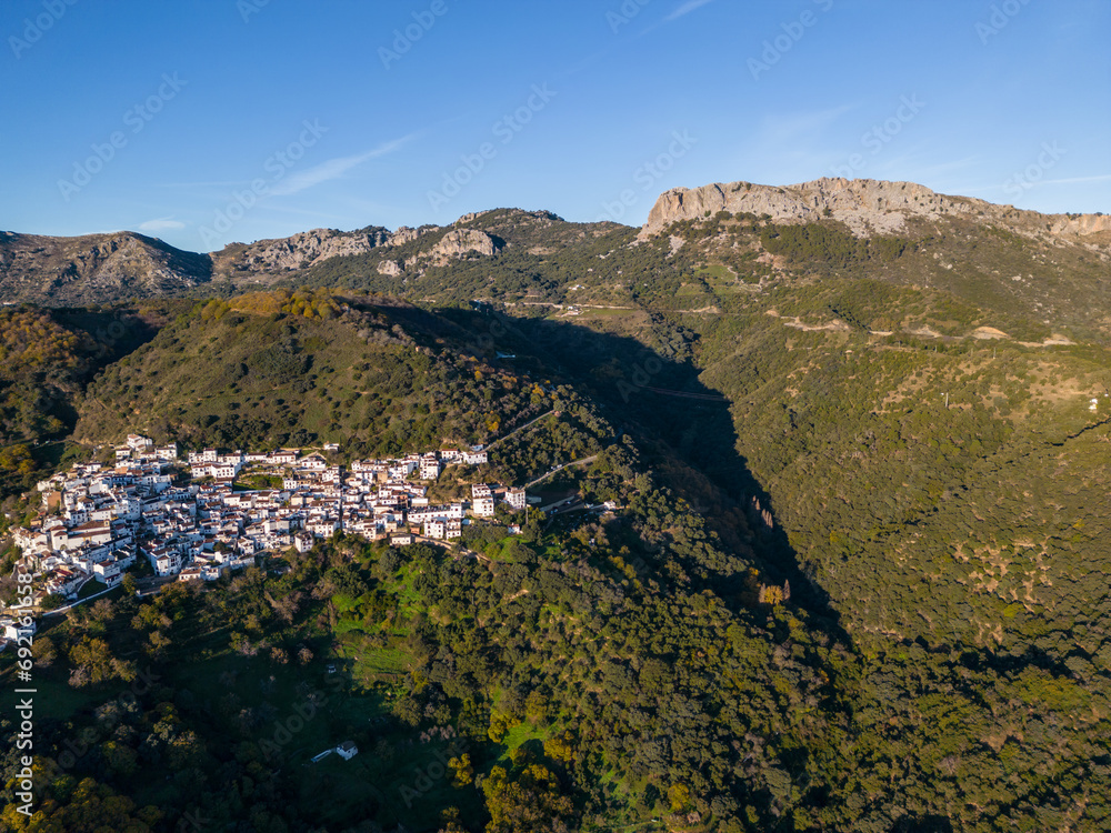 Benalauría desde arriba vista cenital en la Serranía de Ronda, Málaga, Andalucía , España