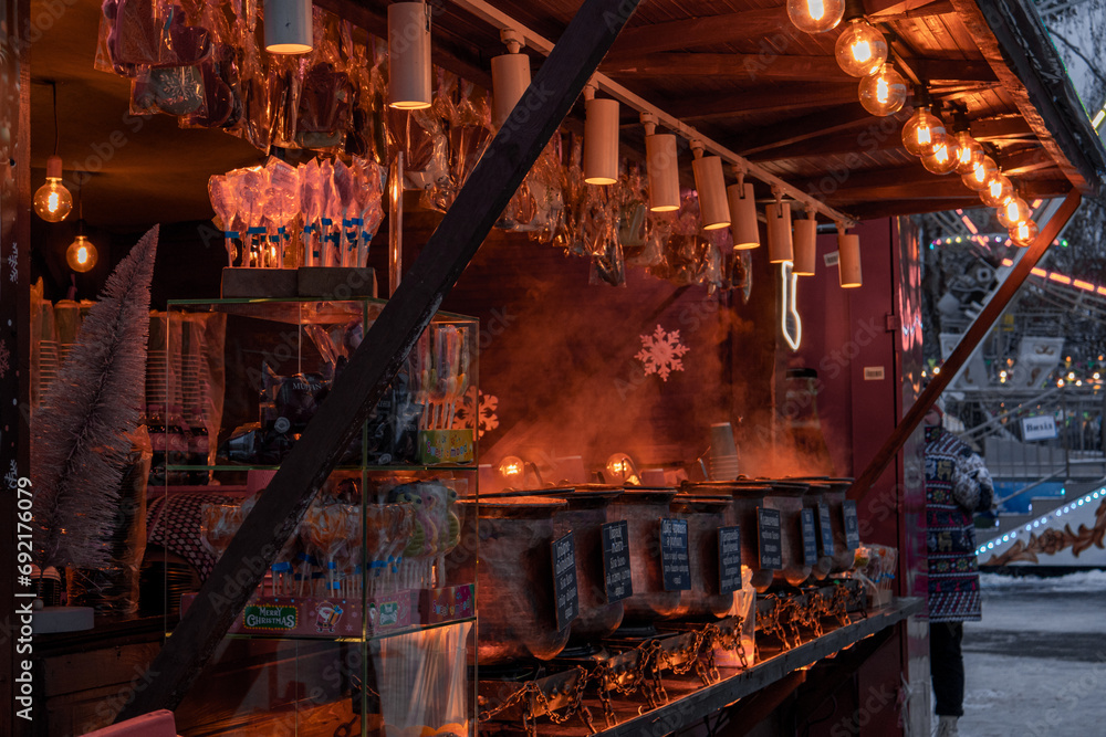 Naklejka premium Kyiv, Ukraine - December 26, 2023: In Kyiv, all people with families and friends came to celebrate Christmas. Various goodies, hot drinks and traditional dishes are sold at New Year's counters.