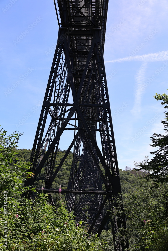 Blick auf die Müngstener Brücke, die höchste Eisenbahnbrücke Deutschlands bei Solingen in Nordrhein-Westfalen	