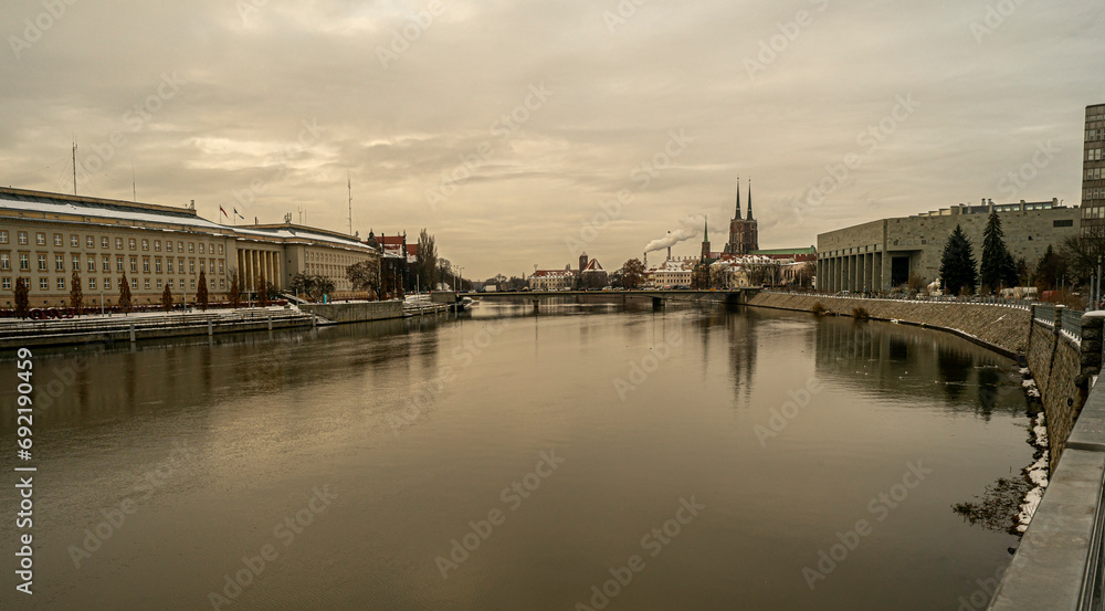 Fototapeta premium Wrocław miasto nad Odrą - most, Kościół św. Henryka