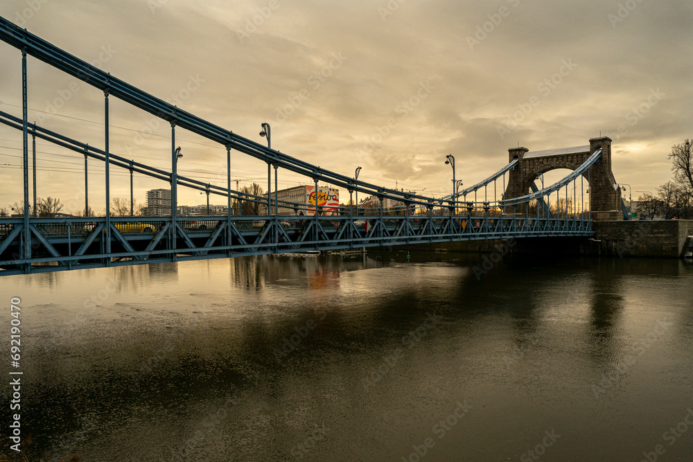 Most Gunwaldzcki we Wrocławiu nad rzeką Odrą - obrazy, fototapety, plakaty 
